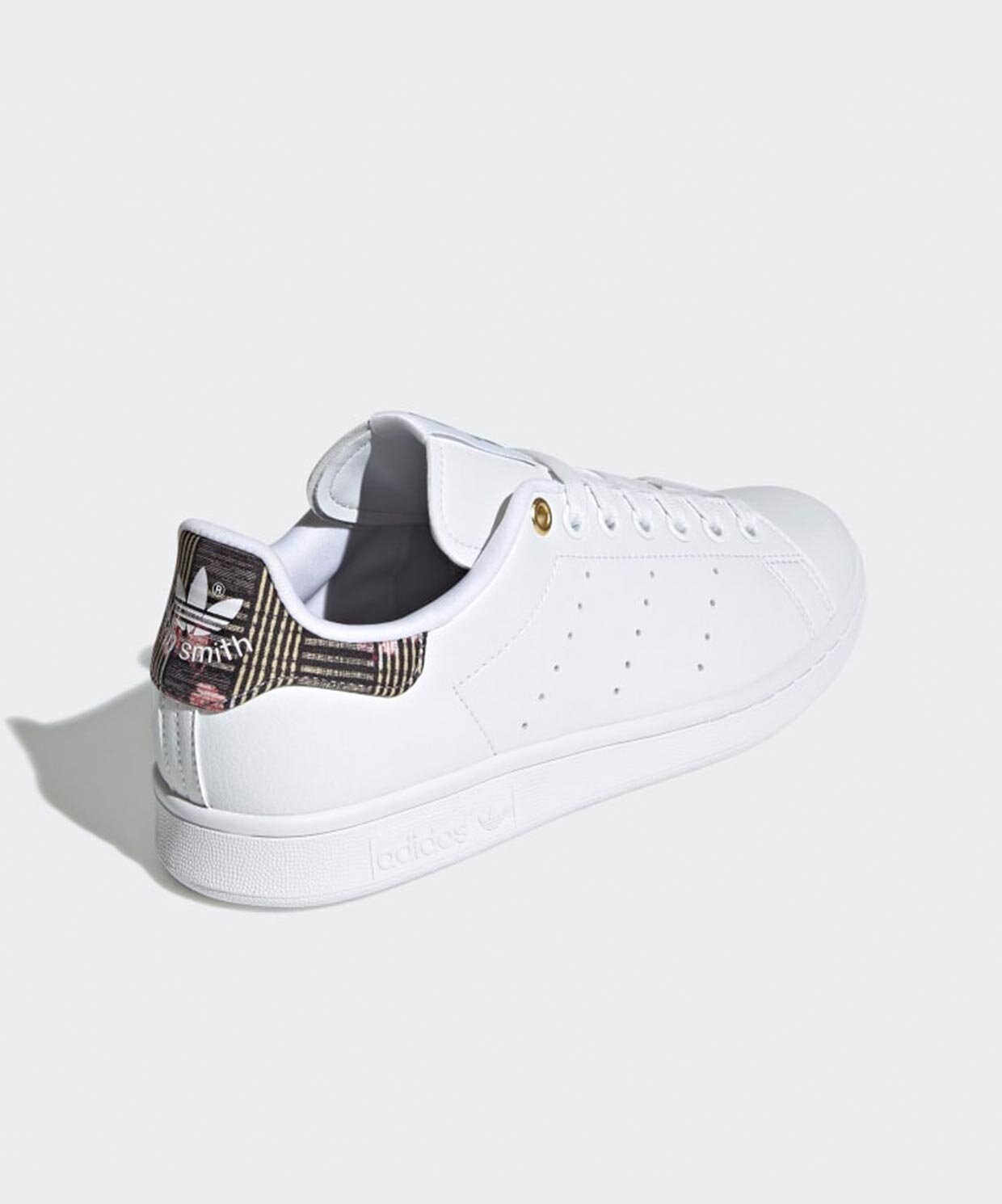 sneaks up stan smith