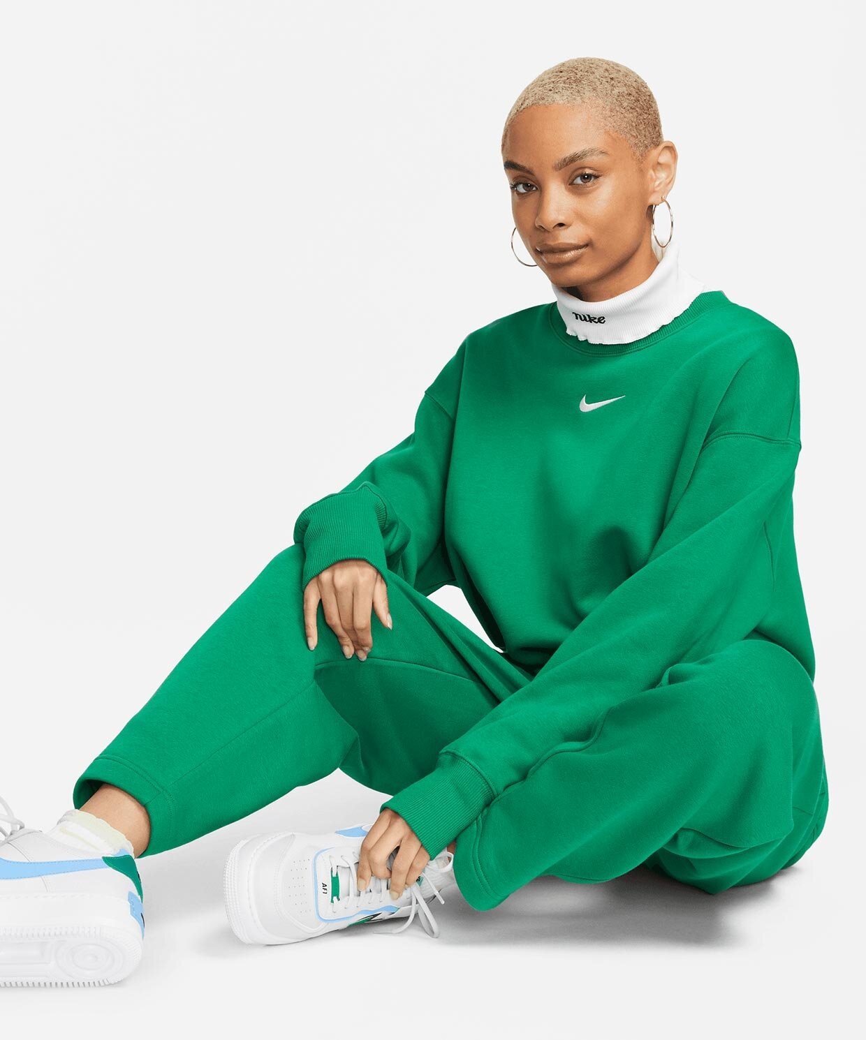 resm Nike Sportswear Phoenix Fleece Oversized Crew-Neck Sweatshirt