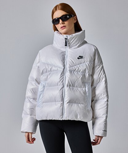 Nike filled essential jacket sales