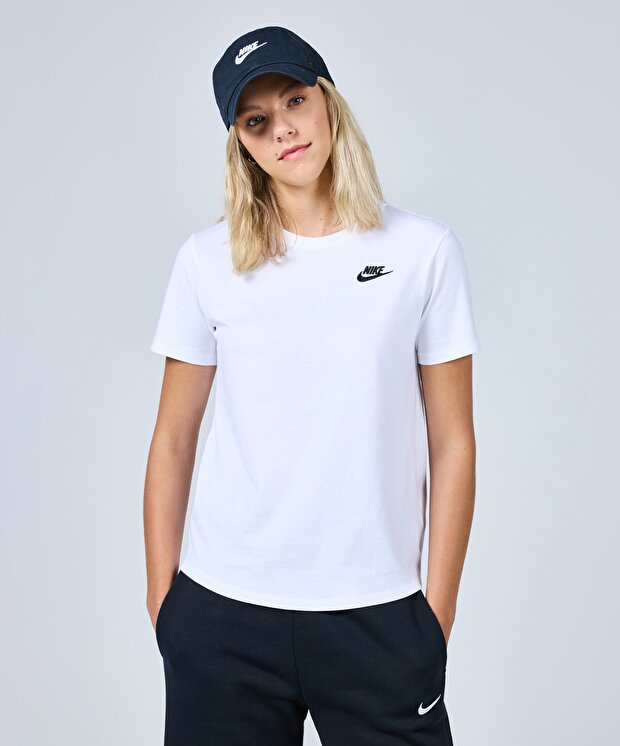 Женская футболка Nike Sportswear Club Essentials